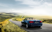 Темно-синий BMW Cabrio 3 серии перед красивым пейзажем